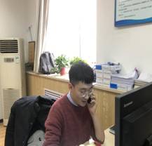 伟德BV1946官网侯勇老师和受资助学生家庭2
