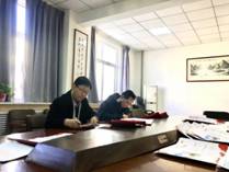 伟德BV1946官网领导为获奖学生写喜报
